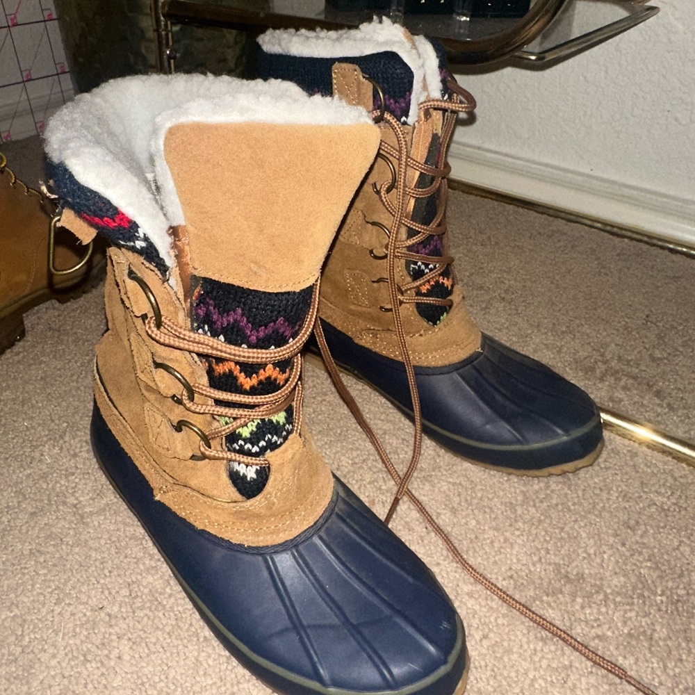 Khombu Tan and Navy Winter Boots